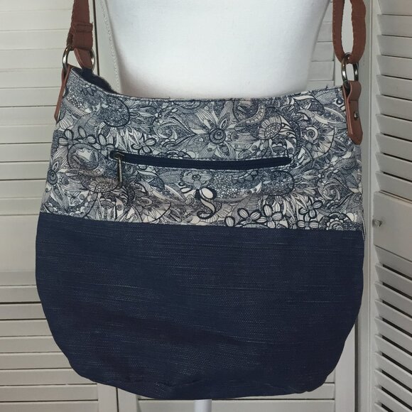 Sakroots Soft Bucket Crossbody Messenger Bag Blue Canvas with Charms Like New - Picture 2 of 9